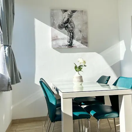 Apartment Holiday Makarska アパート *