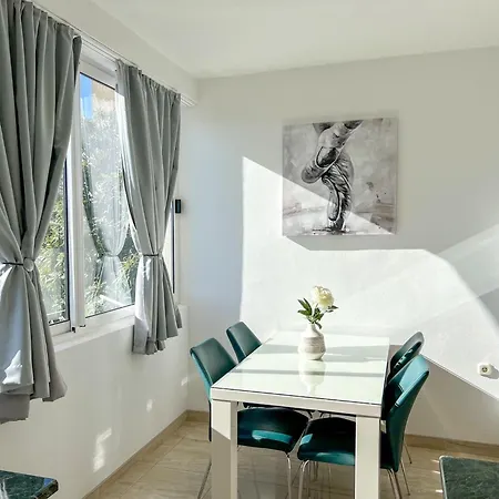 Apartment Holiday Makarska מאקרסקה