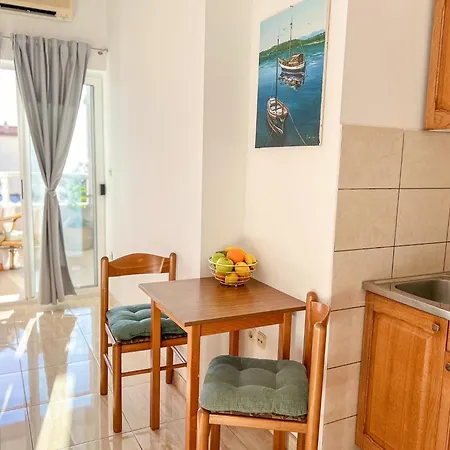 Apartment Holiday Makarska דירה *