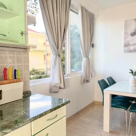 Apartment Holiday Makarska מאקרסקה