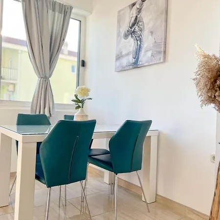 Apartment Holiday Makarska * מאקרסקה